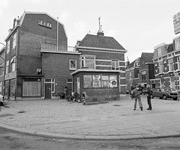 858393 Gezicht op de hoek van de Griftstraat (links) en de Bollenhofsestraat te Utrecht.